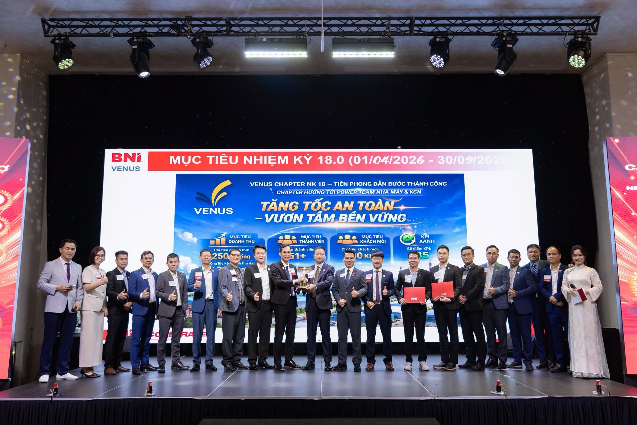 Khoảnh khắc Lễ chuyển giao Ban điều hành Nhiệm kỳ 17 sang 18 của BNI VENUS Chapter.