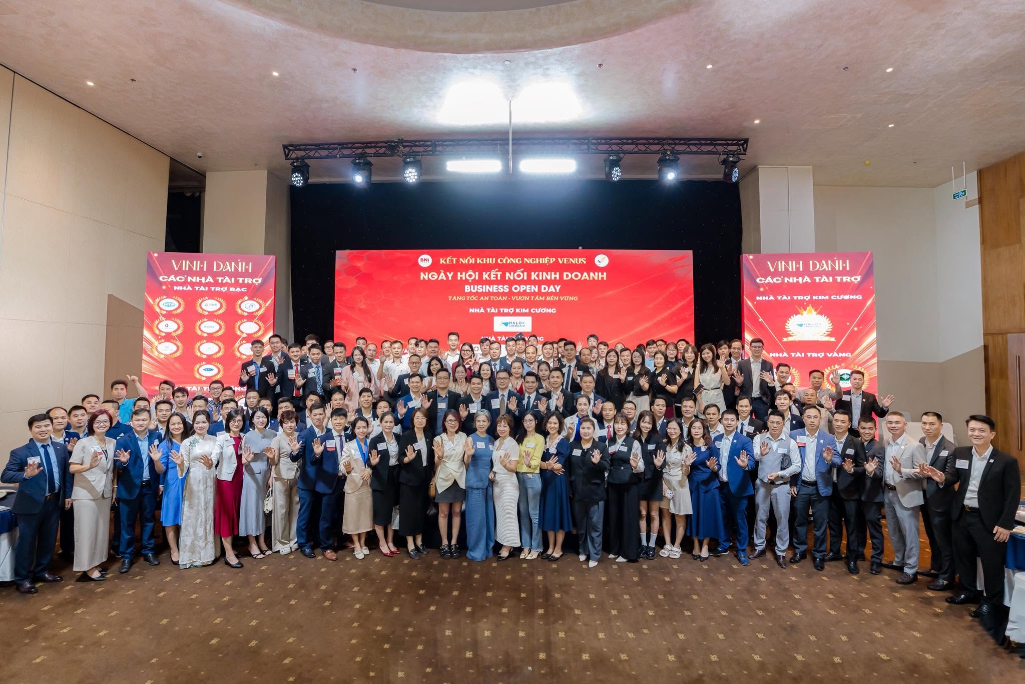 Khoảnh khắc Lễ chuyển giao Ban điều hành Nhiệm kỳ 17 sang 18 của BNI VENUS Chapter.