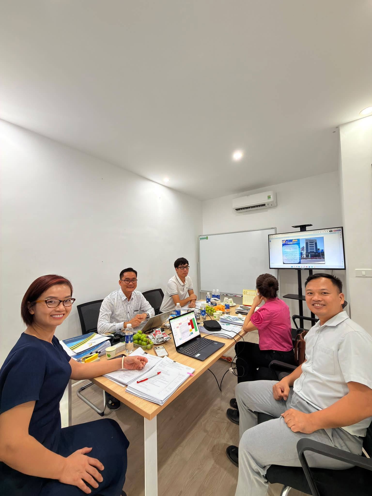 Đoàn thẩm định BNI VENUS làm việc trực tiếp tại văn phòng và xưởng tự động hóa của Công ty Cổ phần Vi Na Phạm.